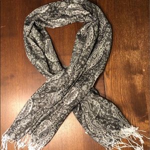 Paisley scarf with fringe